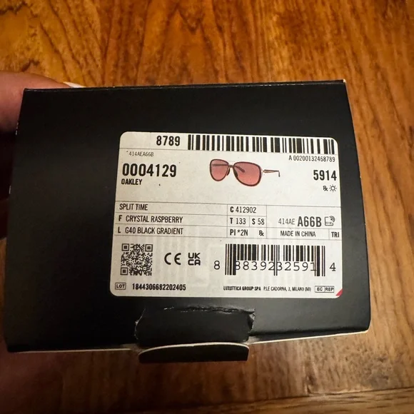 Oakley Women’s Split Time Sunglasses. - Picture 2 of 5